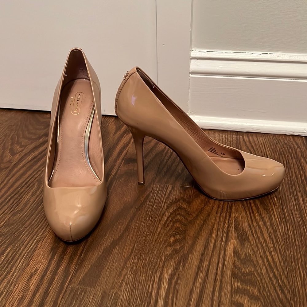 Coach patent leather pumps in nude